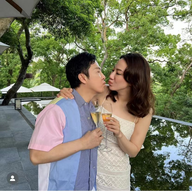 甄子丹|甄子丹59岁生日获妻女示爱，汪诗诗大晒亲吻照，狂设45道菜太奢侈