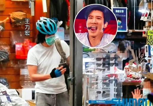 王力宏|王力宏离婚后首现身，曾被控2项罪罚款六位数，街头为女儿选礼物