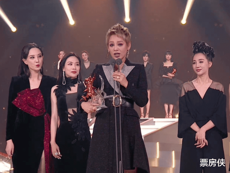 那英|《乘风破浪》初舞台:徐梦桃可爱,张天爱绝美,那英宁静浑身是戏