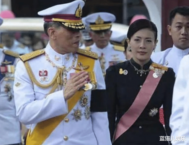 虞书欣|泰王迎接储妃别出心裁,西拉米稳居C位亮相,皇家海报点缀鲜花