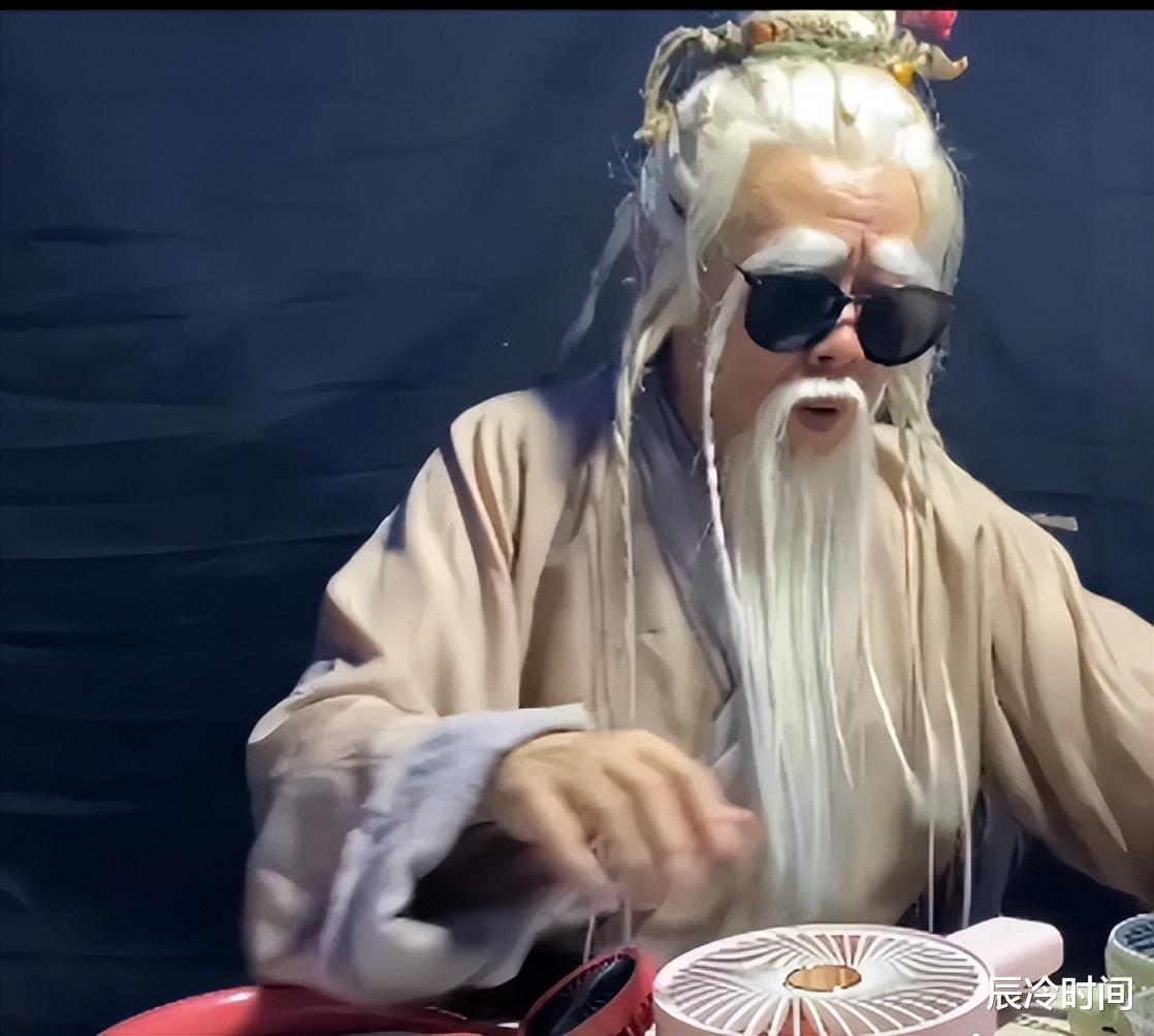 潘长江|豁出老脸准备复出?潘长江扮葫芦娃,戴墨镜打碟造型诡异引人争议