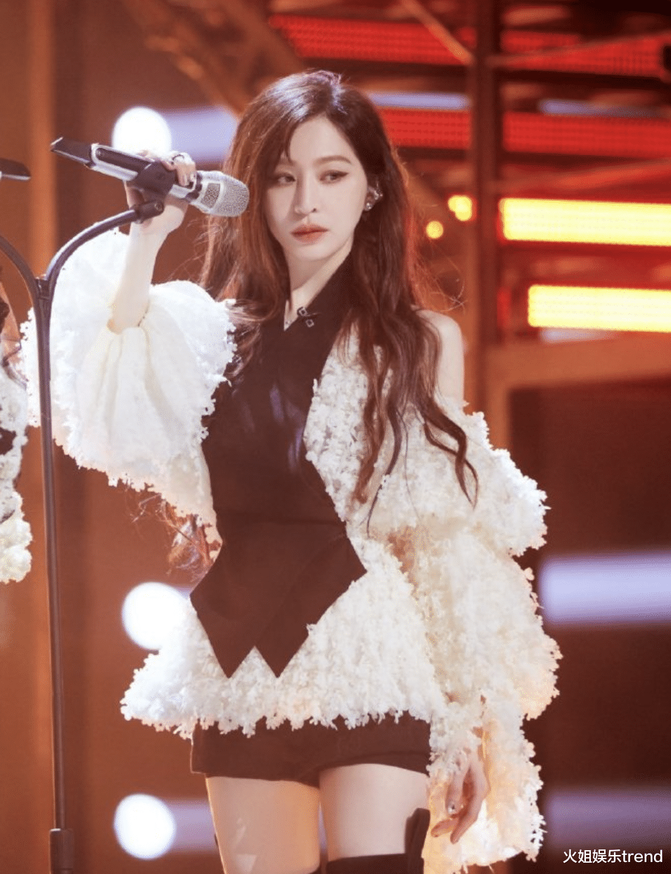 王心凌|红气养人，被王心凌三公舞台的少女感造型给惊艳住了！