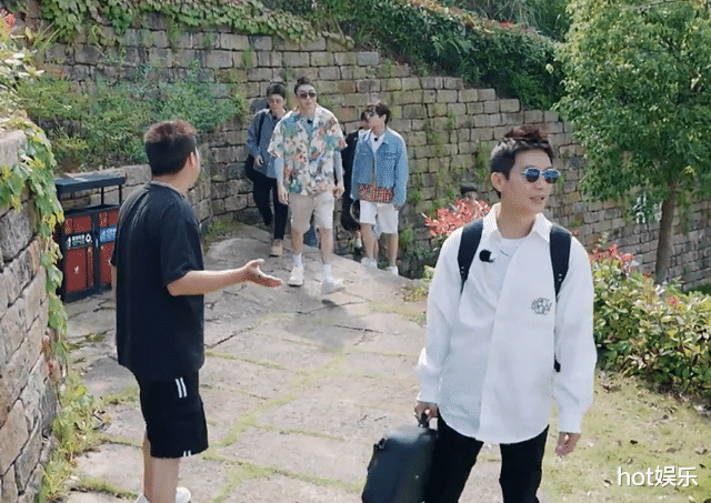 魏晨|误会再升级!魏晨亲自怼制片人,是格局小还是对方太“绿茶”?