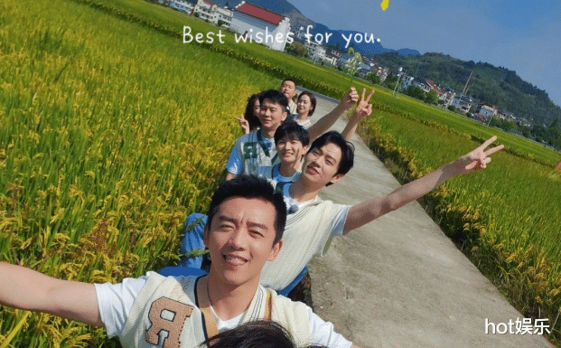 郑恺|郑恺住上亿别墅,客厅可骑车可打篮球,为何爷爷还住筒子楼?