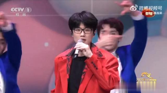 许嵩|许嵩春晚唱情歌，网友：这是写给冯禧的吗？盘点他和冯禧恋爱始末