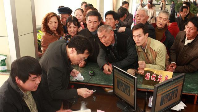 退休时别忘交“这份材料”,以后每年或有机会多领8640元,望周知