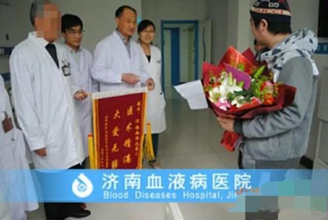 丹东女孩吃剩饭,穿旧衣,痴情守护白血病男友3年,被指责不孝