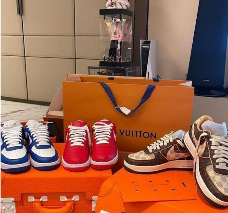 王思聪|王思聪酒吧玩到散场，两女生紧跟身后，穿着单薄冻得发抖