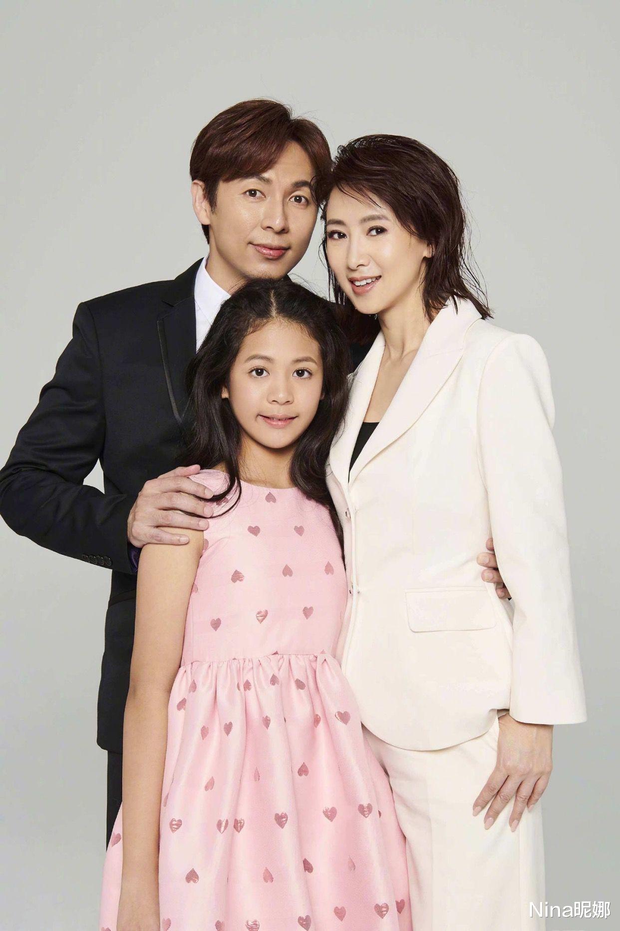 甄嬛传|翁虹女儿拍时尚杂志！14岁穿露肩礼服裙颜值超高，母女同框似烙饼