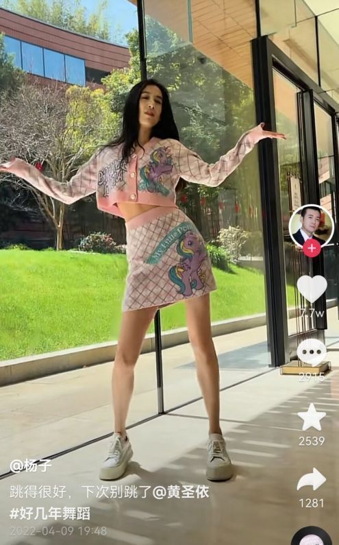 黄圣依|黄圣依自家豪宅跳舞，双腿瘦成了竹竿，网友：欣赏不来这种身材