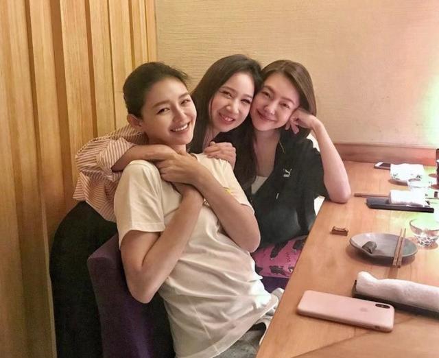 高圆圆|大S再婚后和小S相聚照片流出,颜值回春成17岁,一心一意嫁初恋