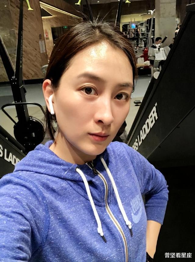 裴秀智|41岁马苏罕晒性感照，身形纤瘦呈“S”型