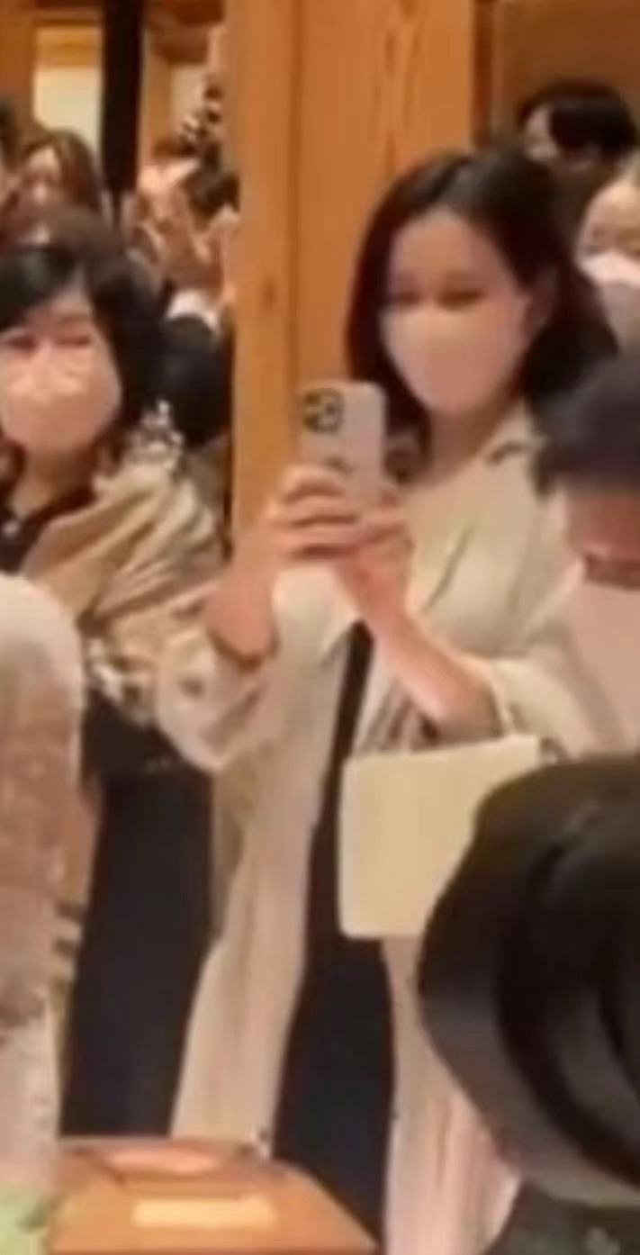 孙艺珍|孙艺珍挺孕肚参加朋友婚礼，肚子高高隆起孕相十足