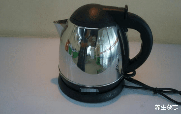 甲状腺|卫生组织呼吁：停止使用“1热水壶”，或钻空甲状腺，重金属中毒，趁早扔