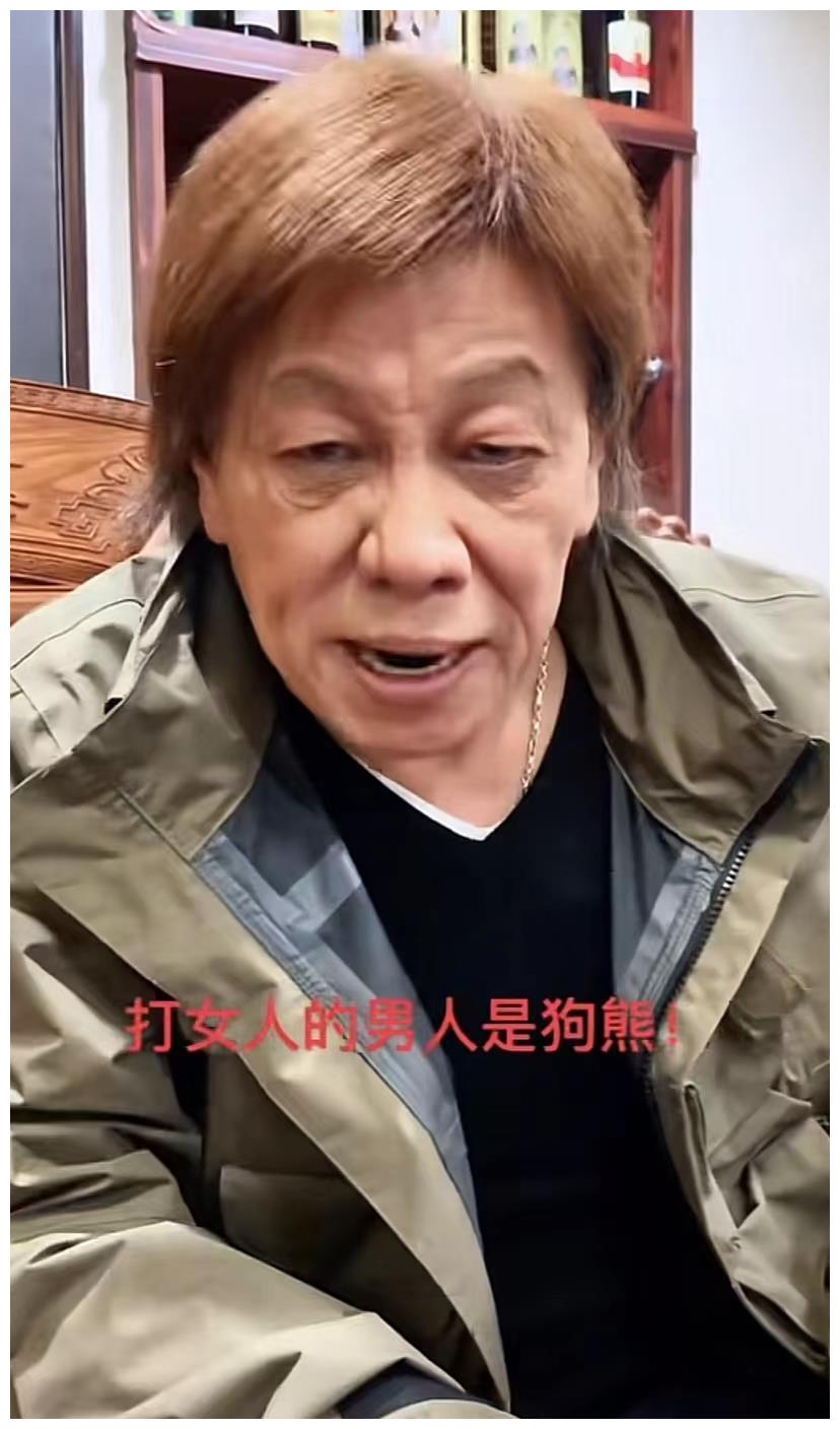 香港功夫巨星定居四川!因爱国言论被封杀,妻子惨遭泼硫酸毁容