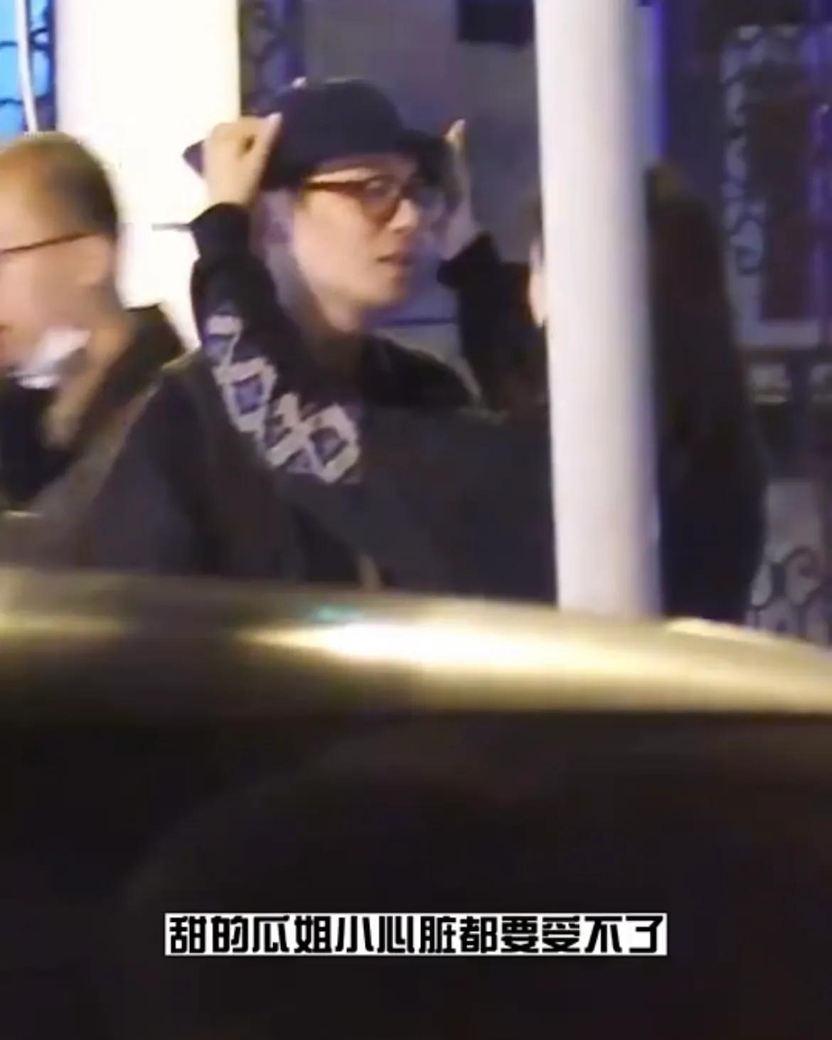 沈佳妮|好甜！朱亚文和老婆沈佳妮街头接吻撒狗粮，结婚十年恩爱像热恋