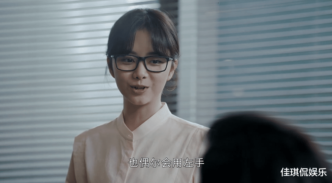 金晨|《请叫我总监》看完前两集,剧有戏剧性夸张,但基底还挺真实的