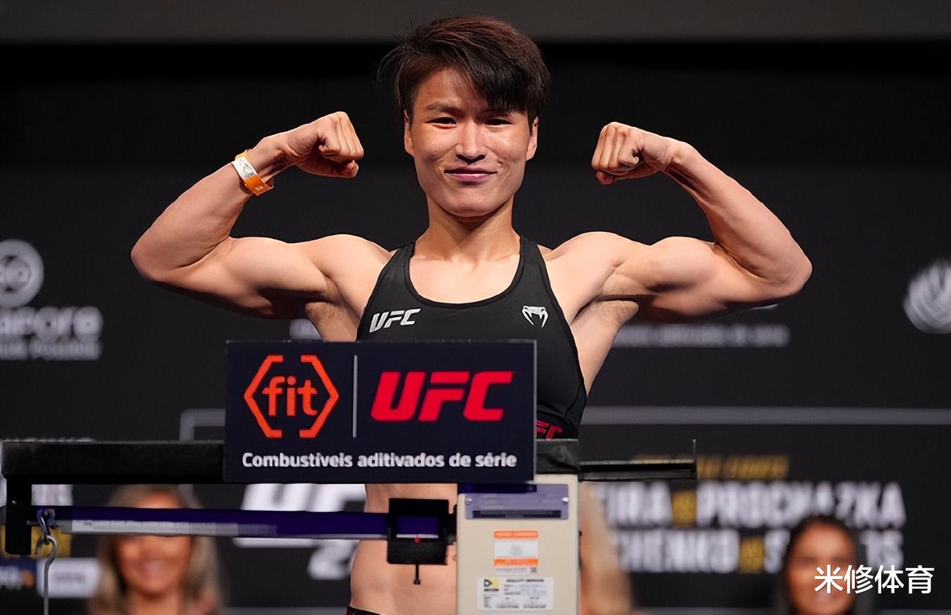 张伟丽|张伟丽晒十年前淑女照！当年发传单的青涩女孩，已变成格斗女王