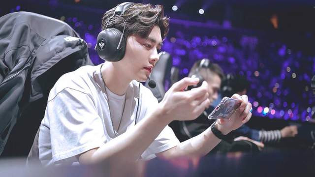 李易峰|追李易峰的女人都能排到法国，他咋还“花钱找”？原因其实很简单