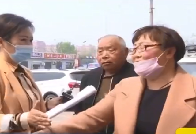 老人强行霸占楼梯5年，放言：楼梯是我的，想上楼就交50万过路费