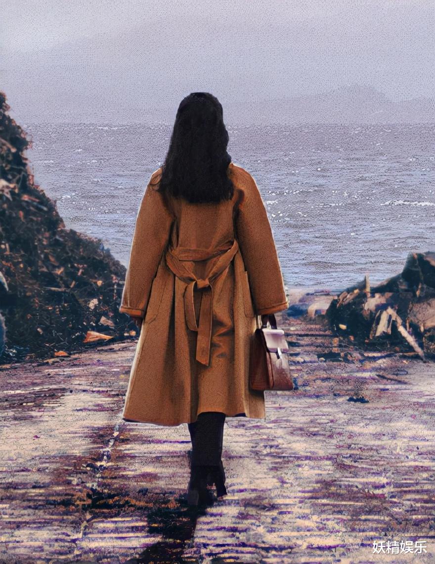 赵丽颖|赵丽颖现身机场，抱着玩偶好少女！新剧杀青晒照，涂红唇穿貂玩雪