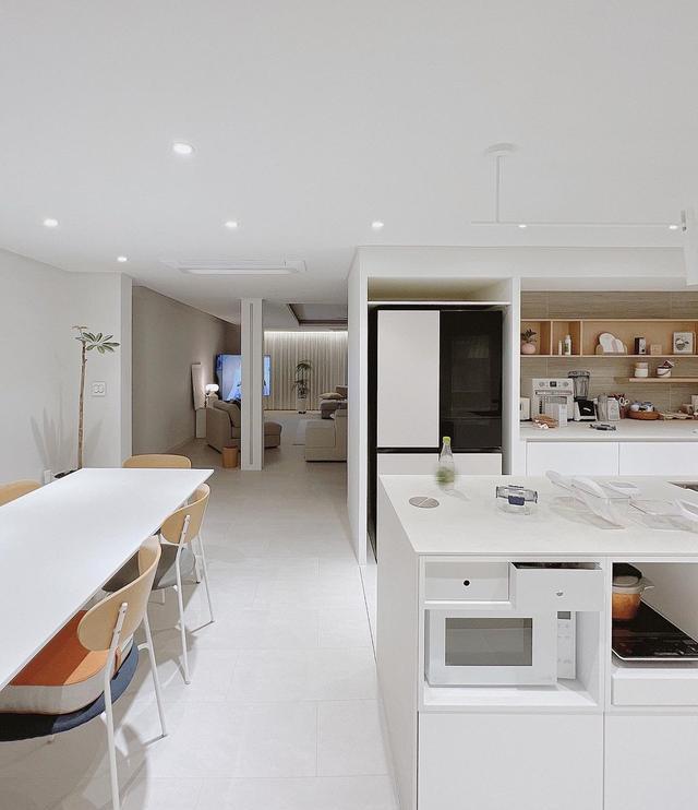 原来是真的,一人带俩娃,硬装设计简单些,家里会轻松显大不少!