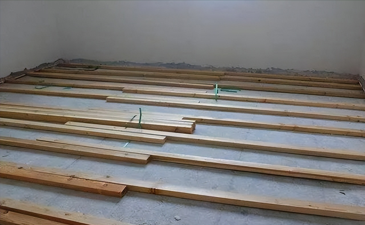 铺地板到底有必要打龙骨吗?踩上去咯吱咯吱响,真想砸了!