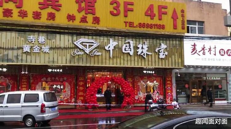 金店凌晨突发窃案,41岁男子盗走2000余件金饰,知情人:嫌犯曾误入传销又被朋友骗走30万