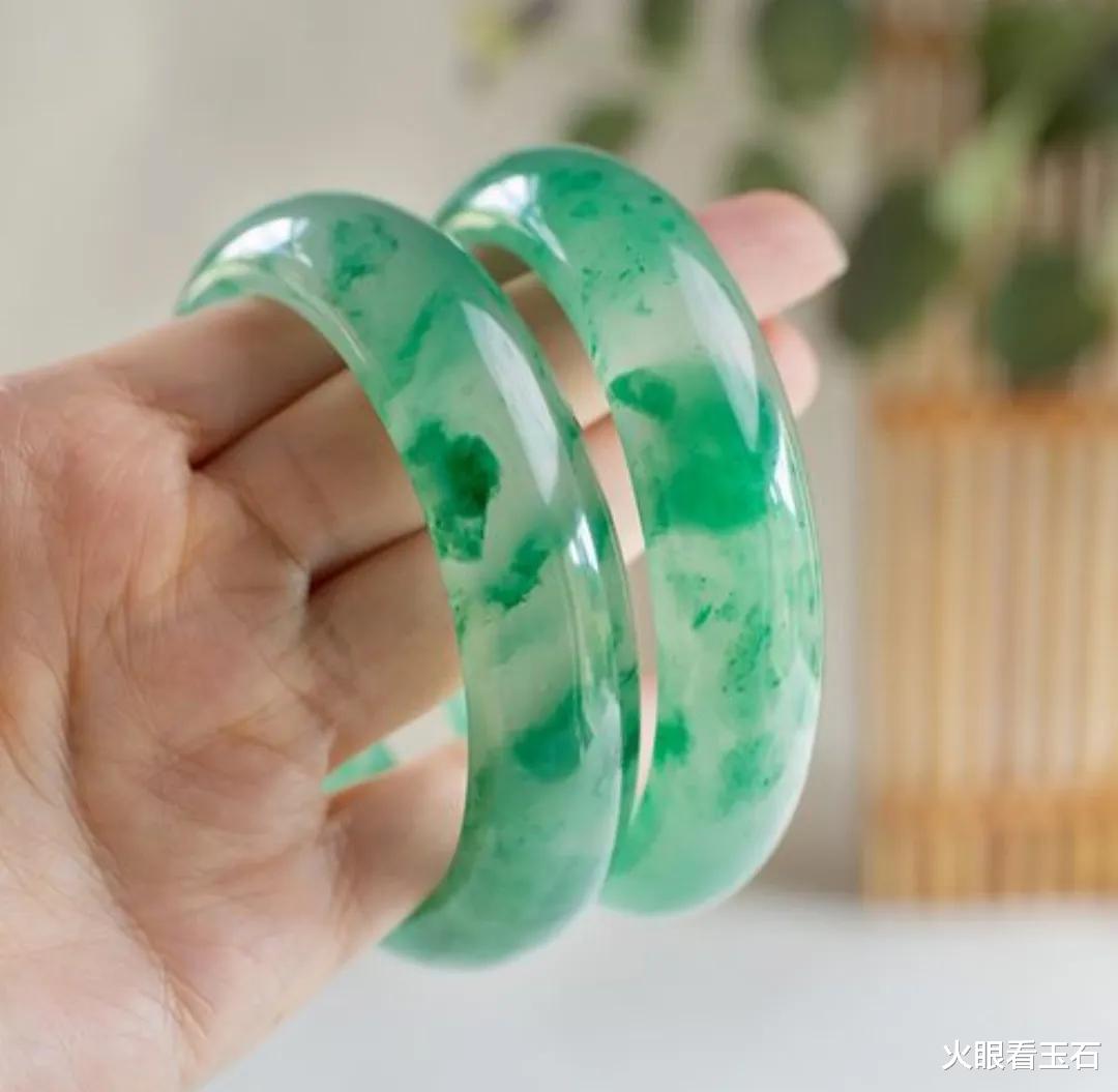 翡翠|玉石界的一匹黑马——独龙玉，和翡翠的外观极为相似