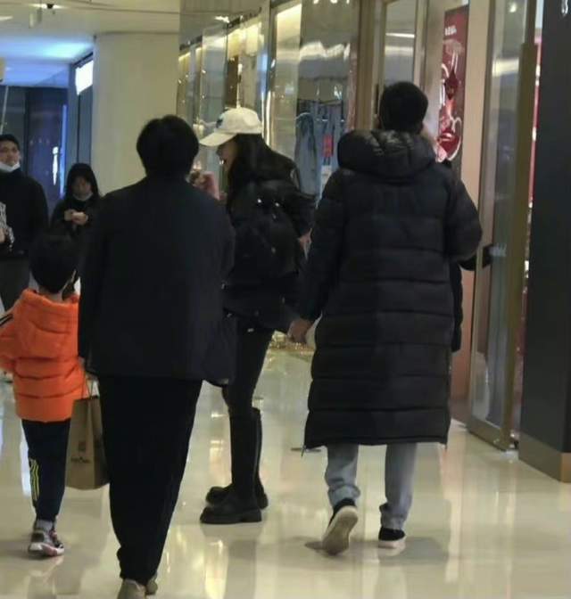 小海绵|Angelababy带小海绵出门买衣服被偶遇，打扮低调难掩出众气质