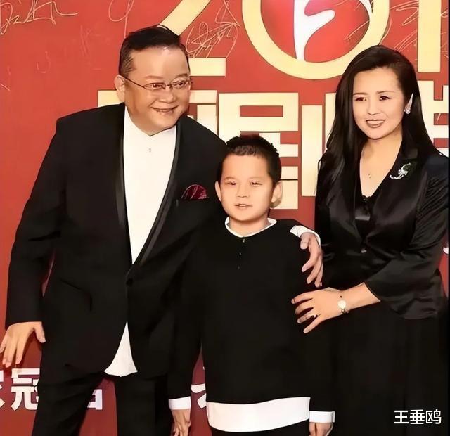 王刚 王刚一家罕合体，小20岁娇妻温柔似水，11岁儿子脸型像爸气质像妈