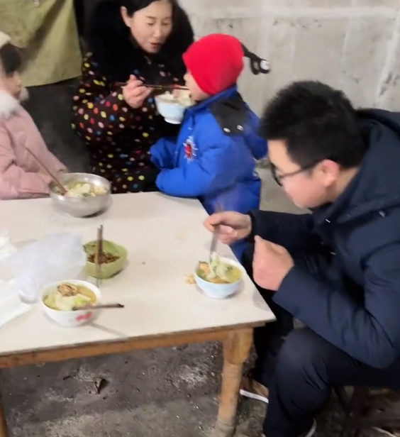 熊磊模仿田静打感情牌,回家看望爷爷,目的不纯,网友:真能装