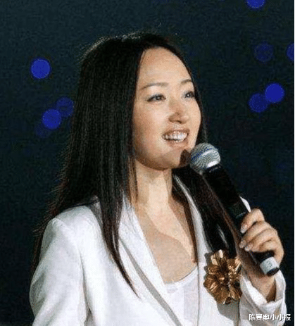 参观杨钰莹住的豪宅,如今50多岁了,装修依然很少女