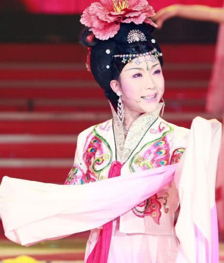 李玉刚|李玉刚有多渣?成名后抛弃糟糠之妻,二婚娶国外高官女儿