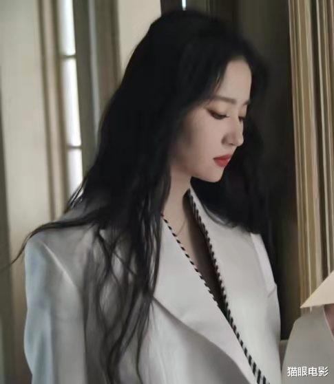 |34岁刘亦菲颜值也太能打了，烈焰红唇秀发撩人，网友：不愧是天仙