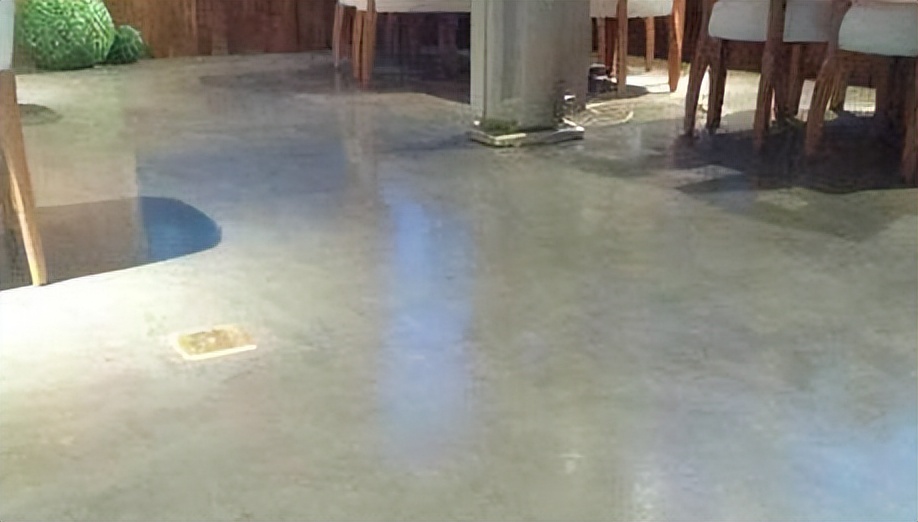 为什么有钱人家里很少见铺瓷砖了?听水泥工一说,后悔没早点知道