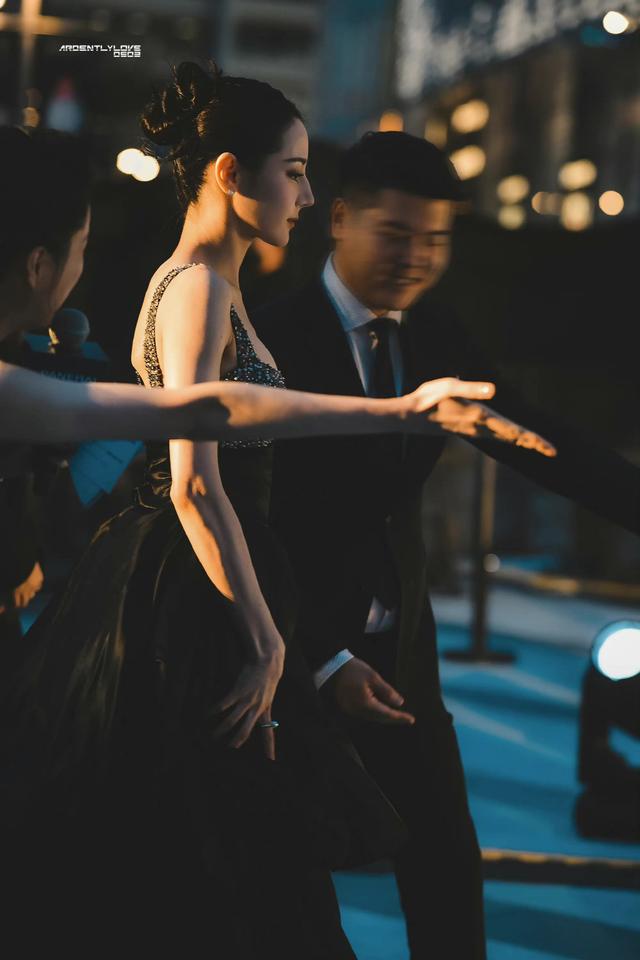 迪丽热巴 热巴把刘海梳上去了，身穿黑色镶钻礼服，头发盘起，美得窒息