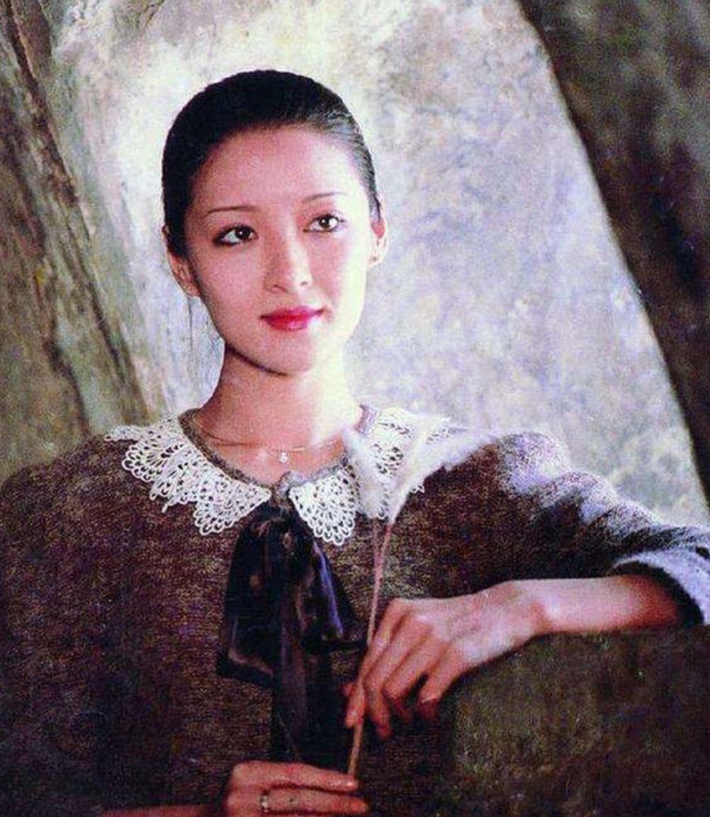 口红 看到69岁胡因梦才发现：女人上了年纪剪短发，原来可以这么高级