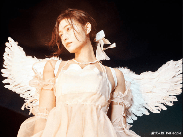 维多利亚的秘密|同样挥动着“翅膀”:有女星美若天仙、惊艳四座,有人像扑棱蛾子