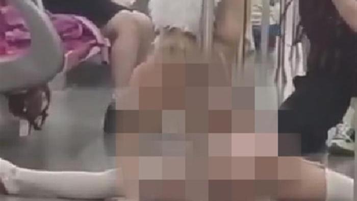 年轻女子仅穿内衣地铁内拍片，“穿衣自由”应有度！