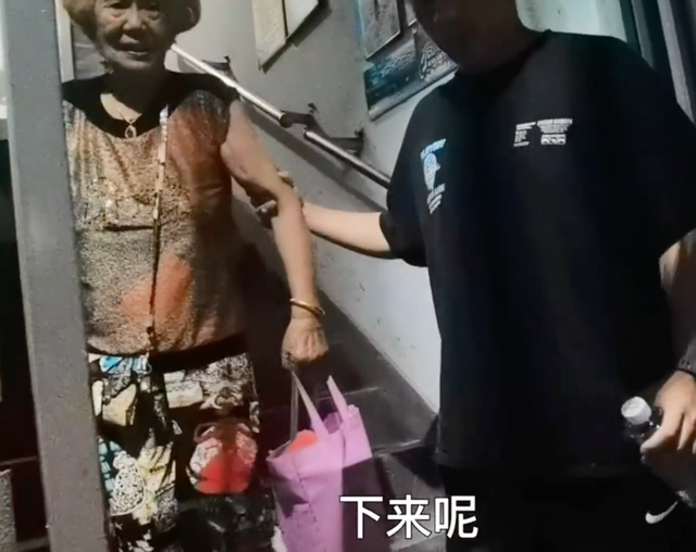 郑恺|郑恺带妻女回老家探亲!楼梯房杂物堆一地,铺塑料桌布吃饭太真实