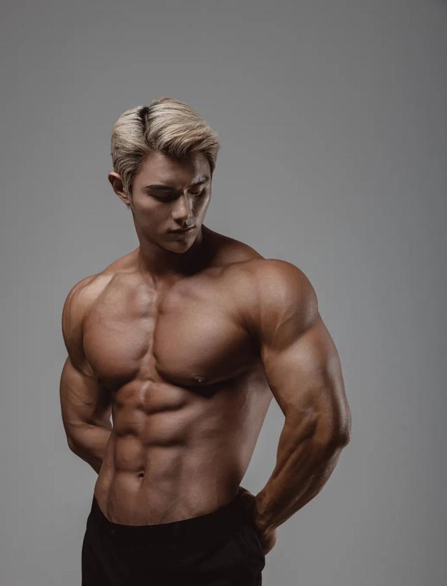 鹿晗|他拥有一身健硕的肌肉，却因撞脸鹿晗走红，被网友嘲讽：胸部雌化