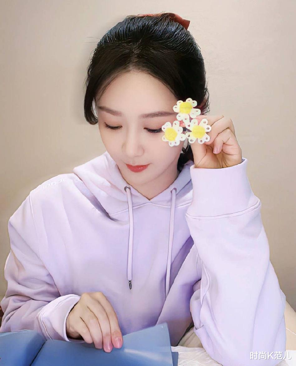 杨紫 杨紫直播造型娇俏可爱，香芋紫卫衣搭配马尾发，青春显活力！