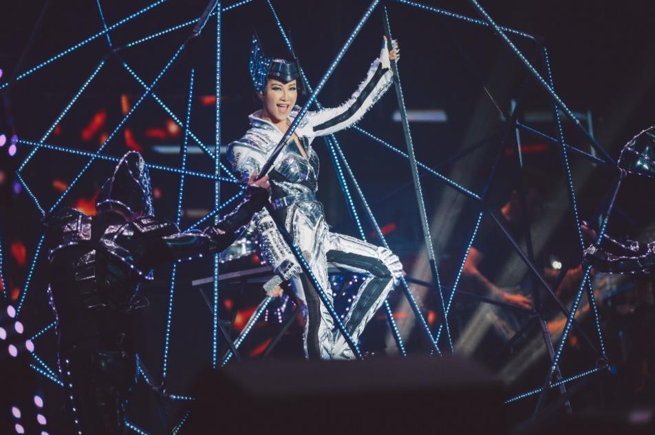 李玟|当年富商布鲁斯娶小16岁的李玟,婚礼花费过亿,宾客用直升机接送