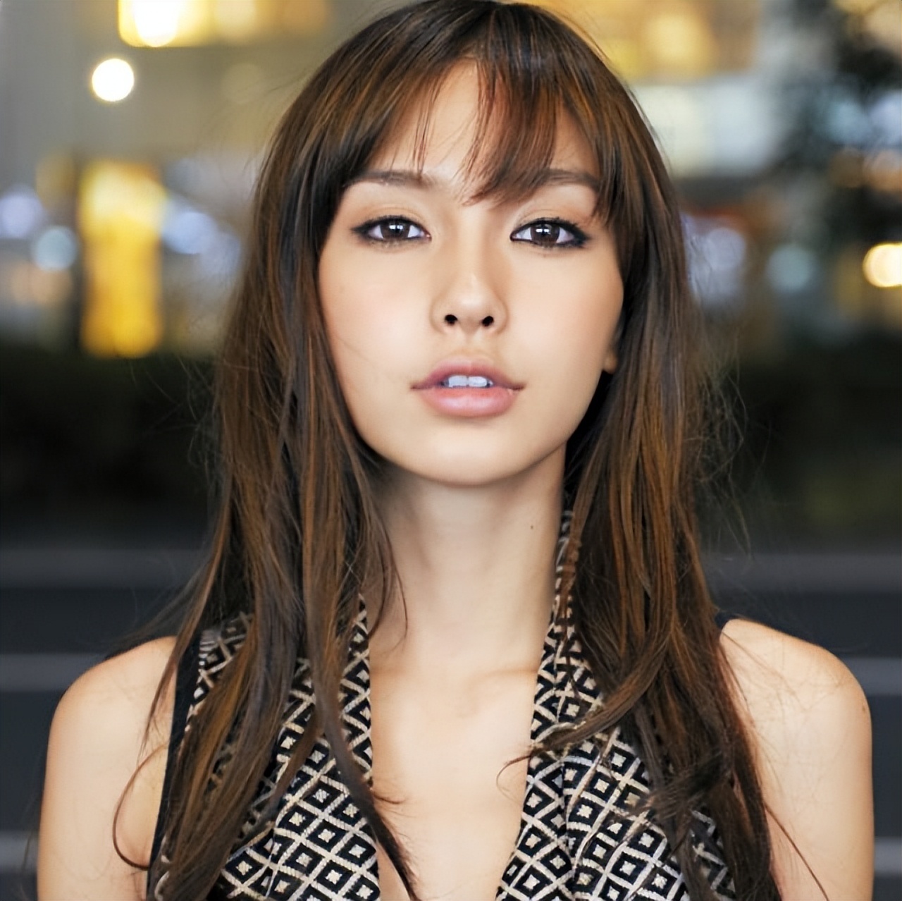 当红女星|交友不慎？Baby私下抽烟画面被放上网，拍摄者坐在她对面