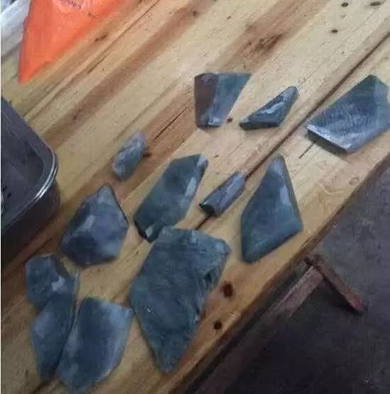 翡翠|叫价20万的石头被中年大叔砍价到15万拿下,擦洗干净后裂痕无数,亏了吗?