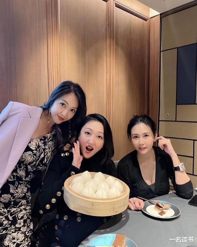 邱淑贞|54岁邱淑贞也老了,戴570万表聚会不经拍,打扮奢侈发际线暴露年龄