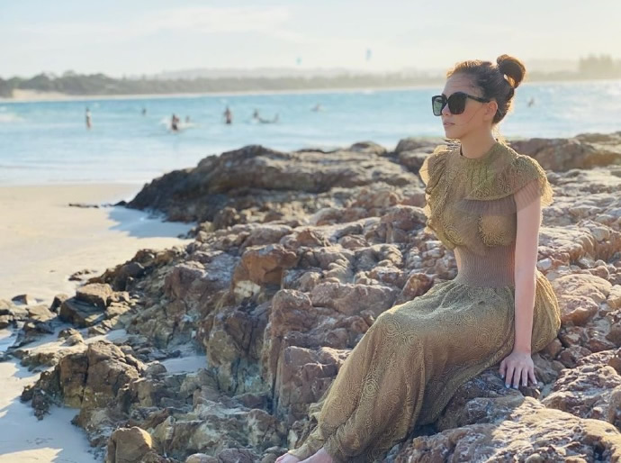 周杰伦娇妻昆凌好潮，留羊毛卷发穿蓝色印花连衣裙复古优雅超有型