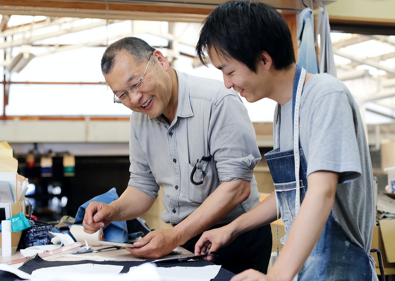 求职|58岁清华毕业生求职遇阻,低龄老人就业成难题,网友却有不同看法