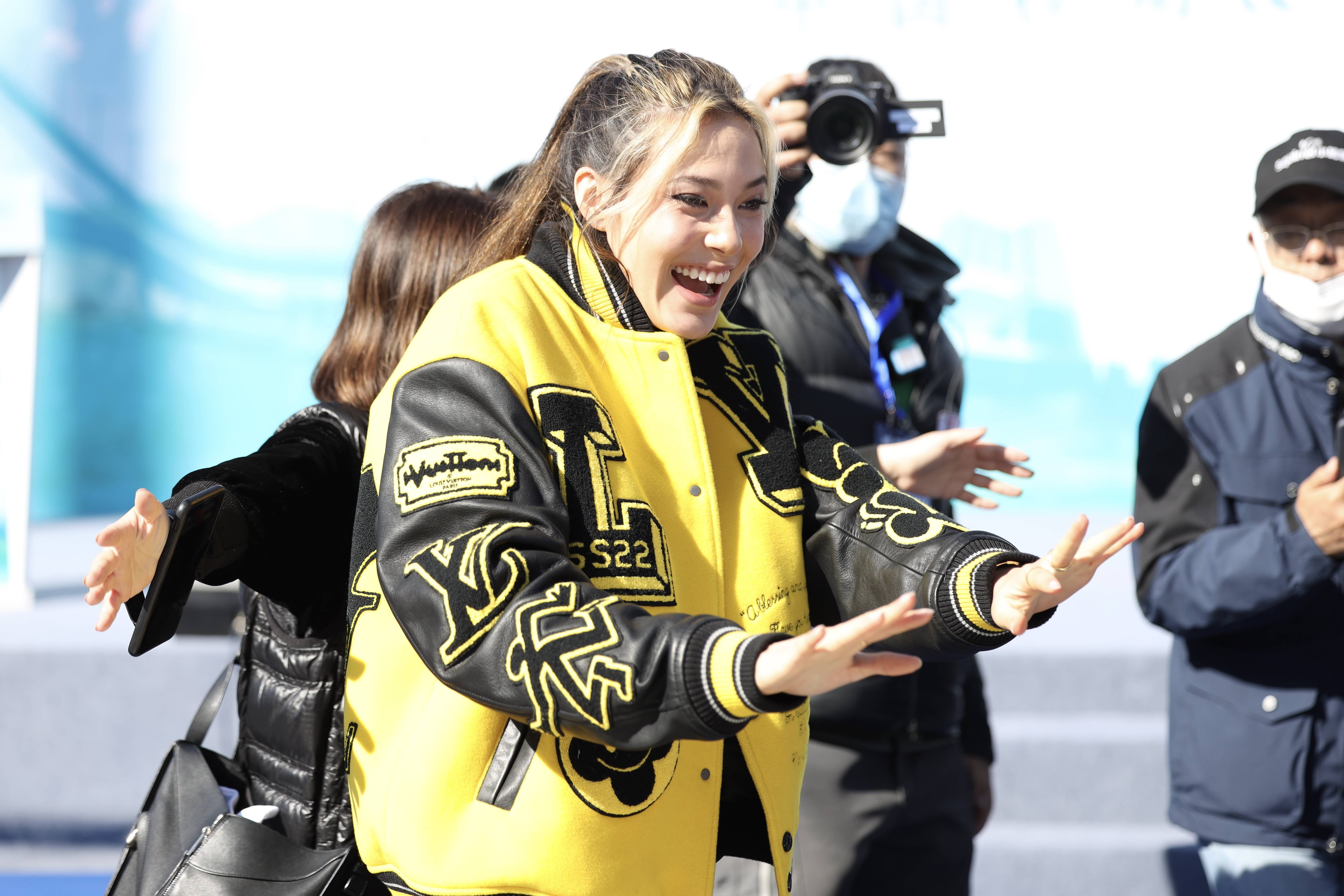 谷爱凌|谷爱凌回来了!隔离后现身北京与小朋友互动,状态超好表情迷人